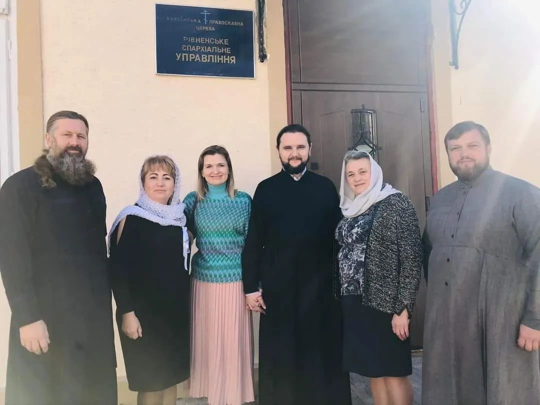 Александр Клименко с украинцами у церкви УПЦ