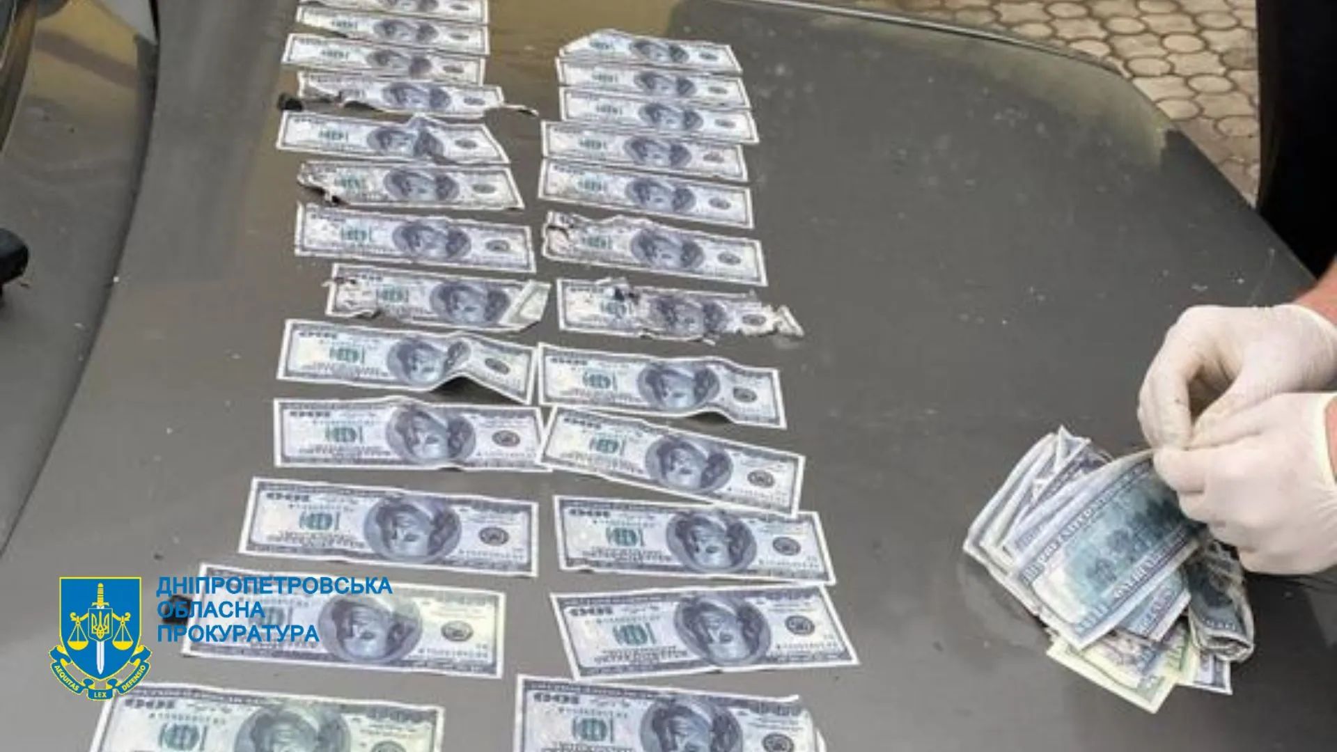 Зловмисників затримали під час передачі коштів