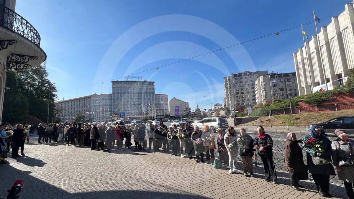 Українці прощаються з Ніною Матвієнко. Фото: Інформатор-Україна/Руслан Хохлов