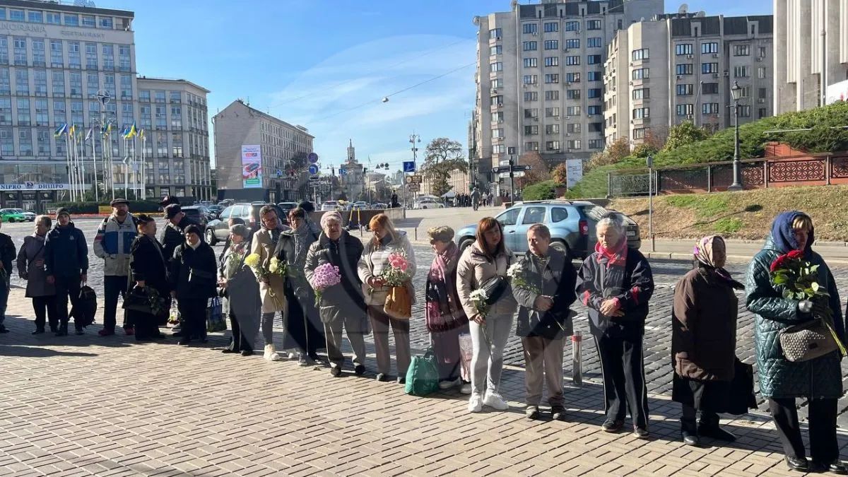 В багатьох з них в руках квіти. Фото: Інформатор-Україна/Руслан Хохлов