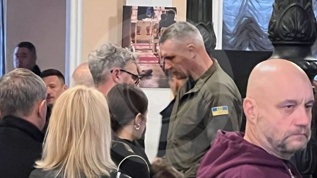 Віталій Кличко спілкується з зятем Ніни Матвієнко, співаком Арсеном Мірзояном. Фото: Інформатор-Україна/Руслан Хохлов