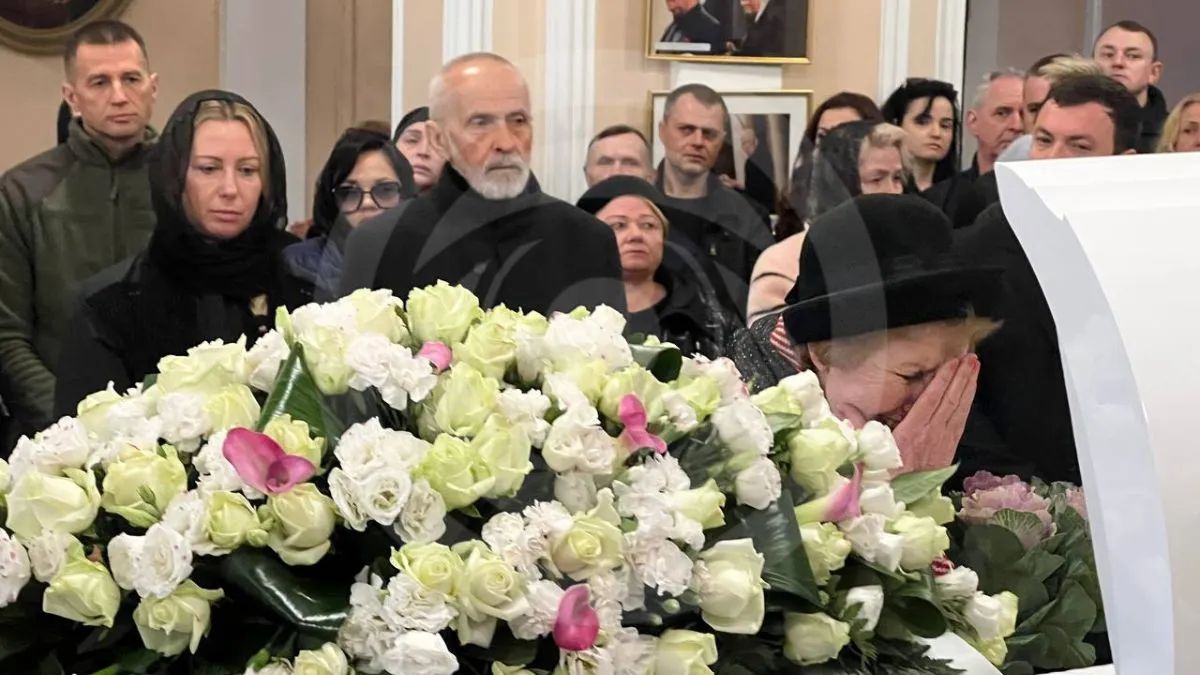Тоня Матвієнко та Петро Гончар не відходять від труни Ніни Матвієнко. Фото: Інформатор-Україна/Руслан Хохлов