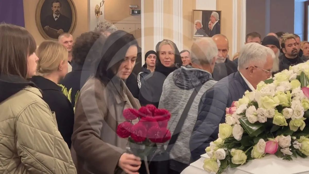 Соломія Вітвіцька прощається з Ніною Матвієнко. Фото: Інформатор-Україна/Руслан Хохлов