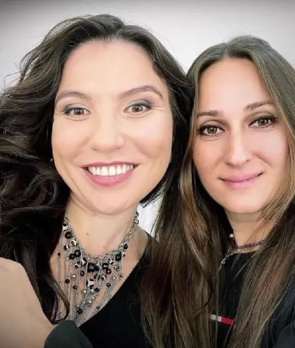 Юрист Ермака Роза Тапанова и женщина Артема Колюбаева (справа). Скрин с YouTube