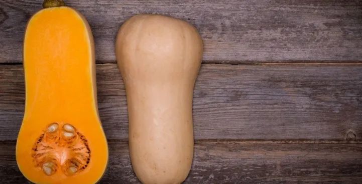 Тыковые профитроли с чесноком и сливочным маслом подаются со сметаночно-горчичным кисловатым соусом! Вкусно прекрасно, ведь сама тыква - сладковатая.