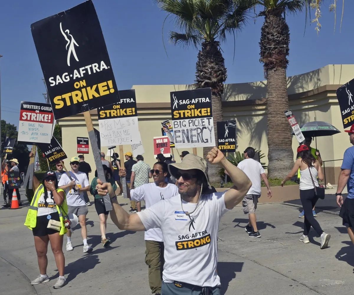 Члени Гільдії акторів США (SAG-AFTRA) страйкують