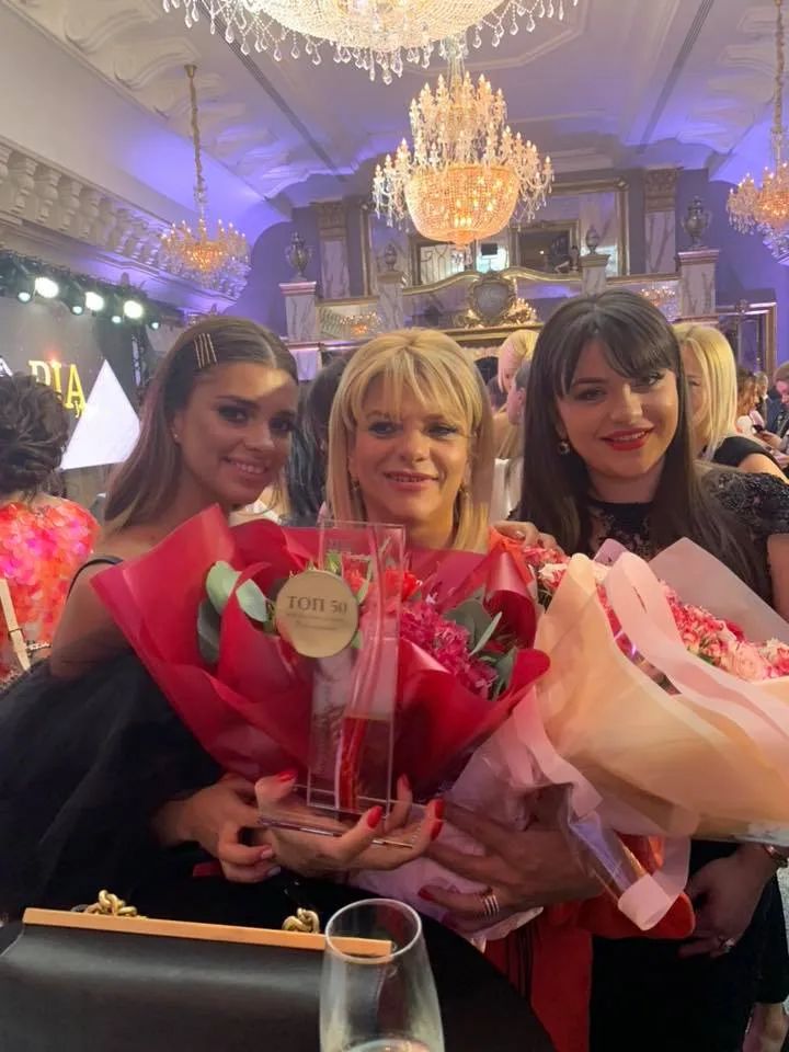 Роксолана Москва зліва від матері