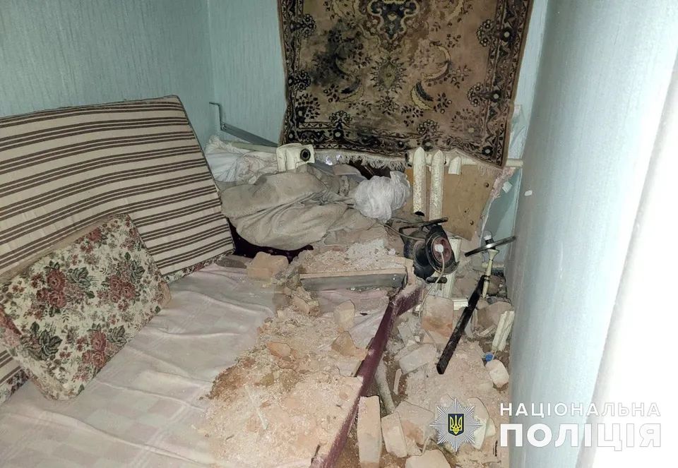 Росіяни влучили у сільську хату на Донеччині: загинув хлопчик, його мама і брат у важкому стані - відео 1