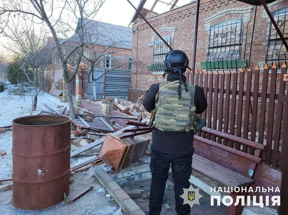 Росіяни влучили у сільську хату на Донеччині: загинув хлопчик, його мама і брат у важкому стані - відео 2