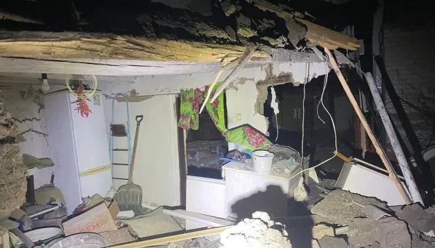 Росіяни влучили у сільську хату на Донеччині: загинув хлопчик, його мама і брат у важкому стані - відео 3
