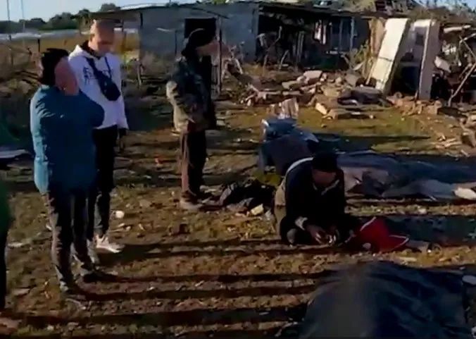Росіяни влучили у сільську хату на Донеччині: загинув хлопчик, його мама і брат у важкому стані - відео 4