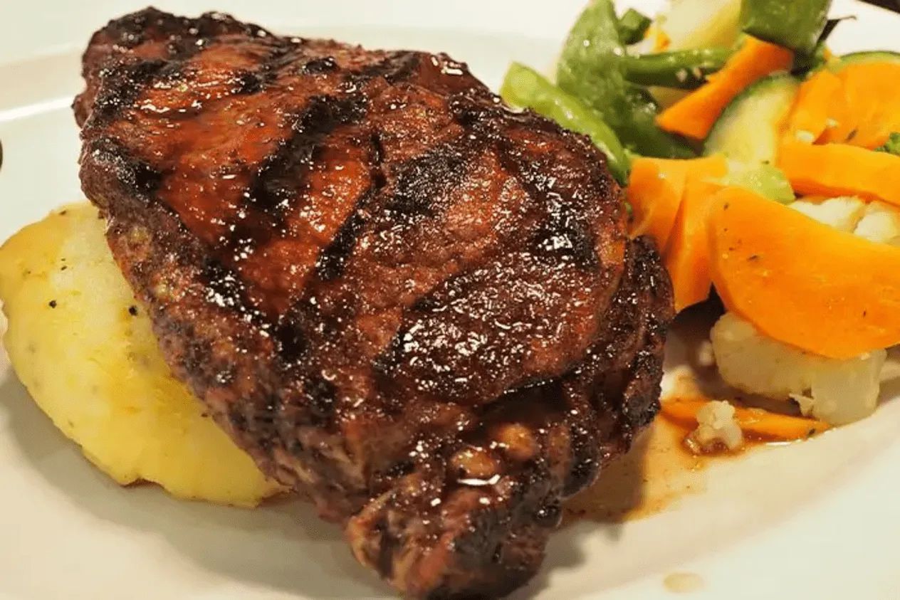 Готовим стейк на вине, запеченный с картофелем.