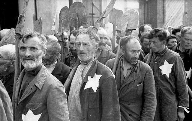 Евреи со "знаком позора" в концлагере Евреи со "знаком позора" в концлагере