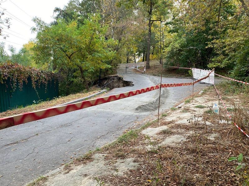 Из-за строительства часть парка обрушилась. Фото - ТГ lossolomas_kyiv