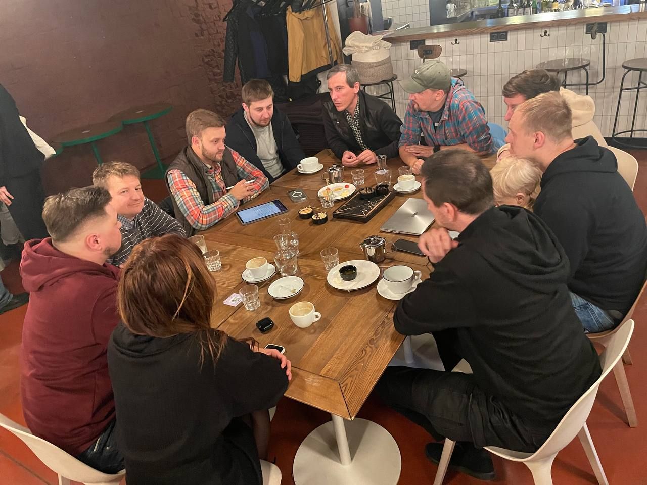 Усов "нашелся" на встрече с активистами Усов "нашелся" на встрече с активистами