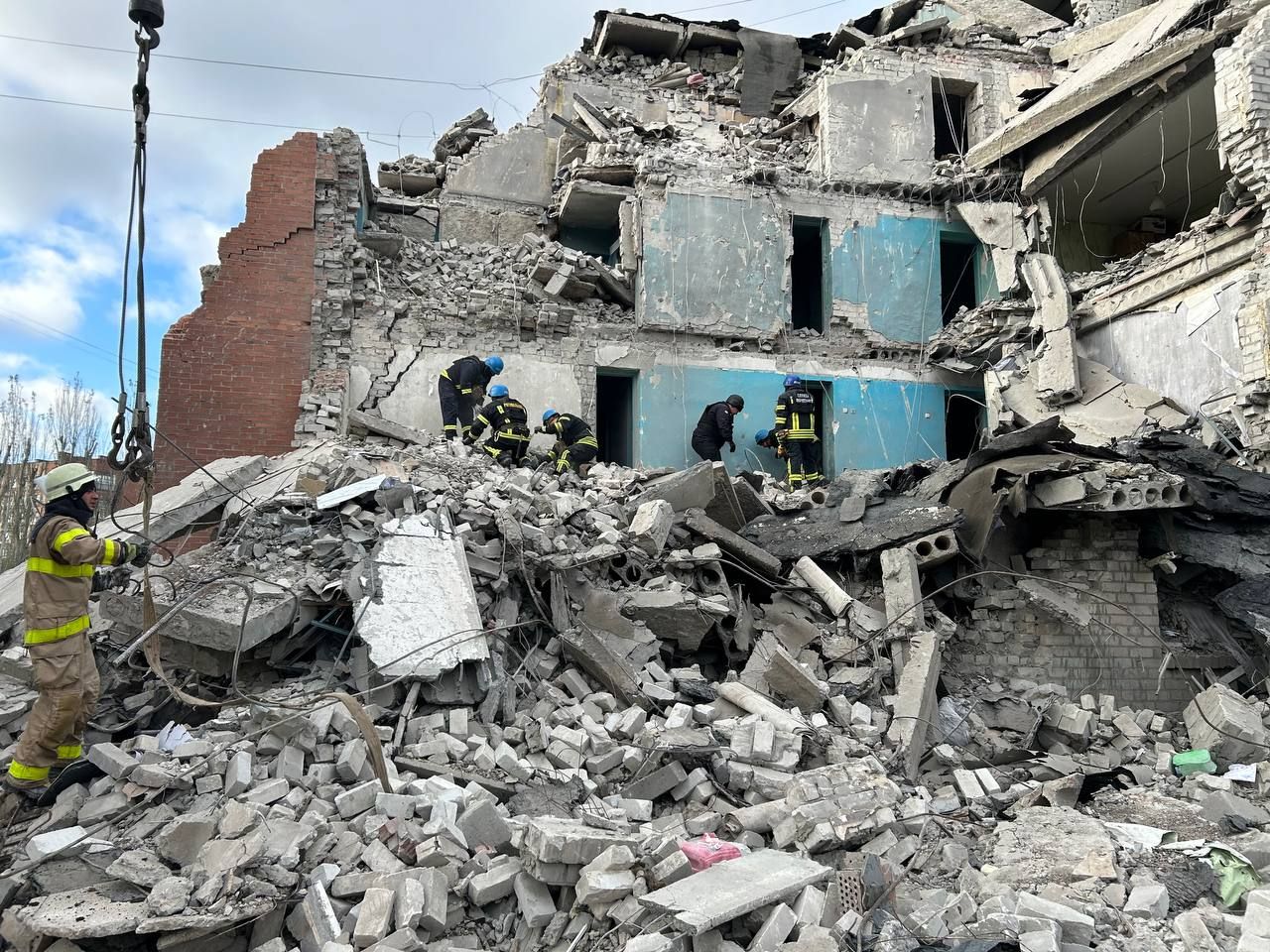 Під завалами можуть перебувати двоє людей. Фото: ДСНС України Під завалами можуть перебувати двоє людей. Фото: ДСНС України