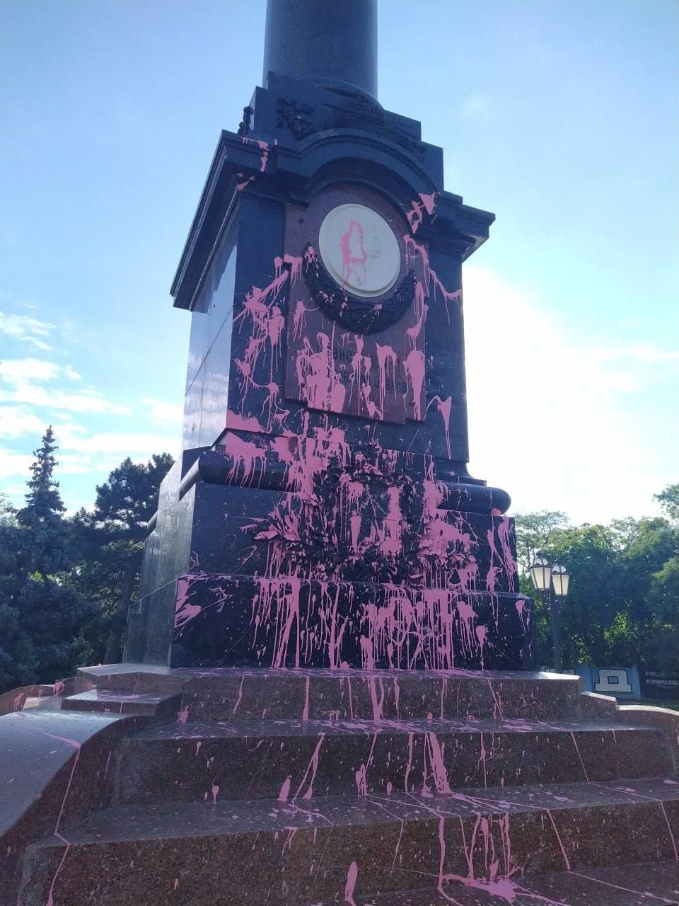 Залит красной краской памятник Александру II в Одессе. Фото: Сергей Стерненко  Залит красной краской памятник Александру II в Одессе. Фото: Сергей Стерненко