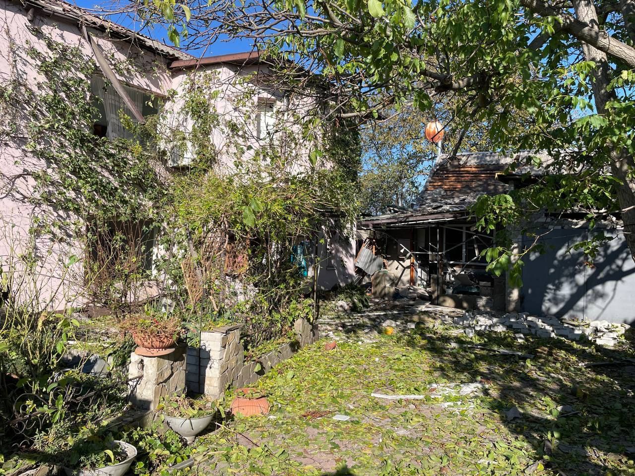 Росіяни поцілили по приватних будинках під Дніпром: вбито молоду жінку, є поранені - фото 1