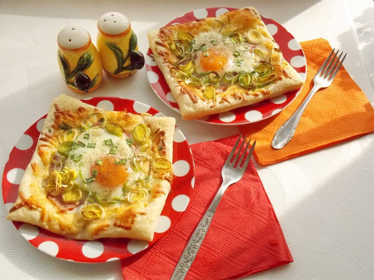 Виходить цікава, смачна та поживна страва: повноцінний сніданок, де є все: і яйця, і хліб, і овочі, і сир із шинкою! Виходить цікава, смачна та поживна страва: повноцінний сніданок, де є все: і яйця, і хліб, і овочі, і сир із шинкою!