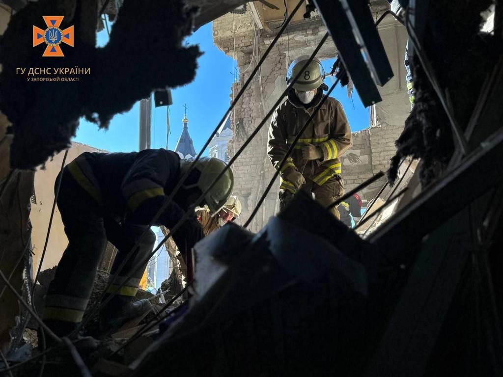 Росіяни убили в Запоріжжі п'ятьох людей: 20-годинну пошукову операцію завершили - відео 1
