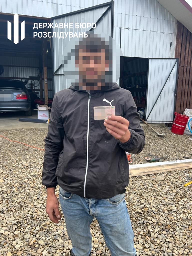 Командир воинской части в Буковине привлек двух бойцов к ремонту дома: ДБР раскрыло схему 1