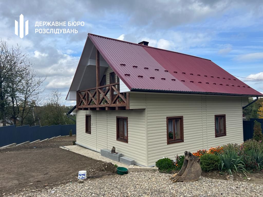 Командир воинской части в Буковине привлек двух бойцов к ремонту дома: ДБР раскрыло схему 4