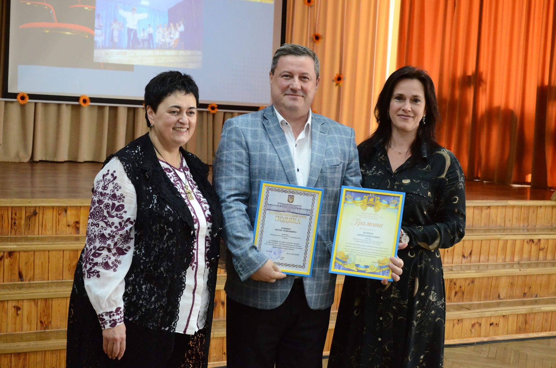 З усього помітно колекцію вишиванок З усього помітно колекцію вишиванок