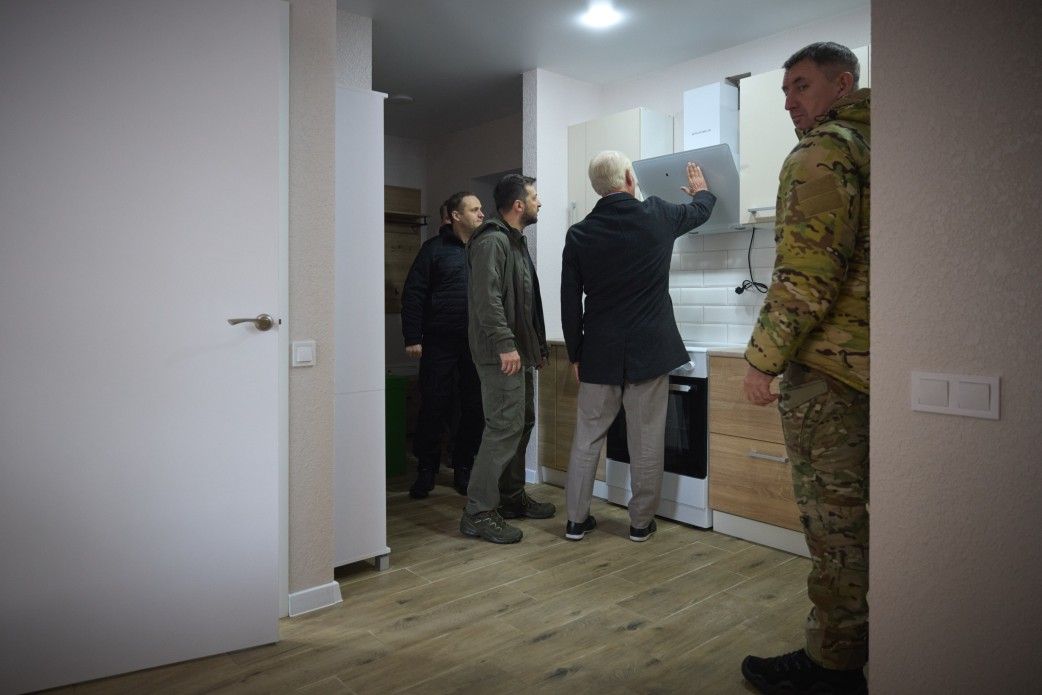 Зеленский посетил строительство жилья для жителей Киевщины: их дома разрушили россияне – видео 4