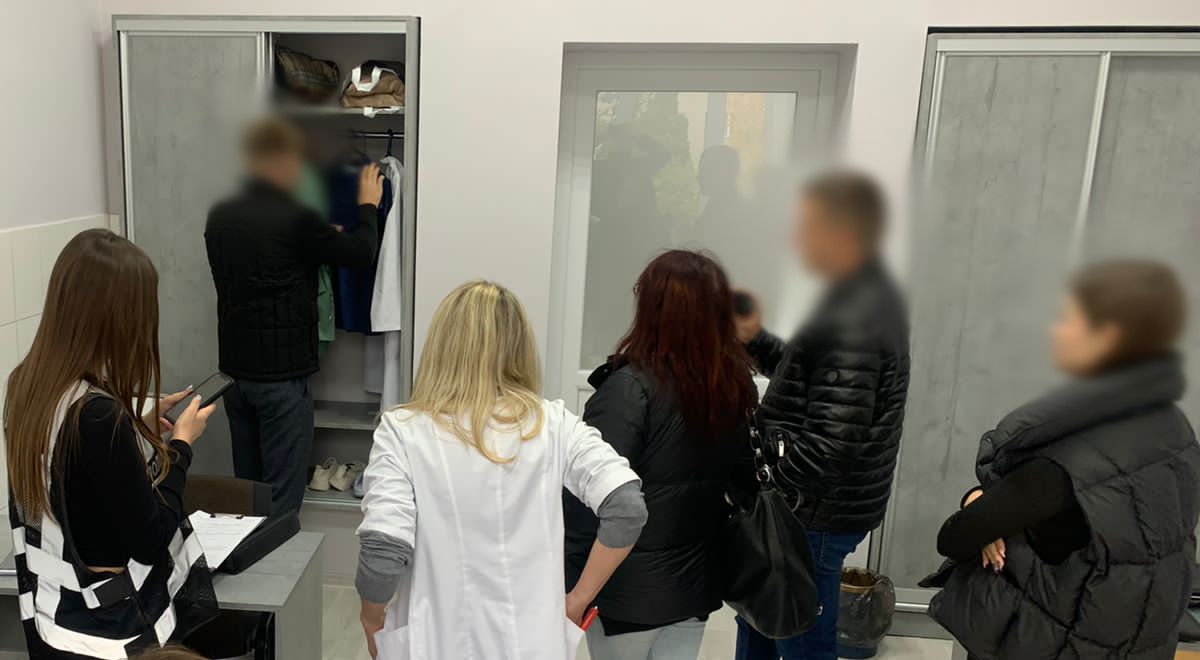 Продавали медичні довідки військовозобов'язаним за тисячу доларів: у Львові на хабарі затримали двох жінок-лікарів 1
