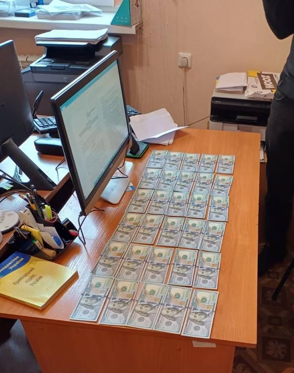 Женщина предлагала следователю 3 тысячи долларов Женщина предлагала следователю 3 тысячи долларов