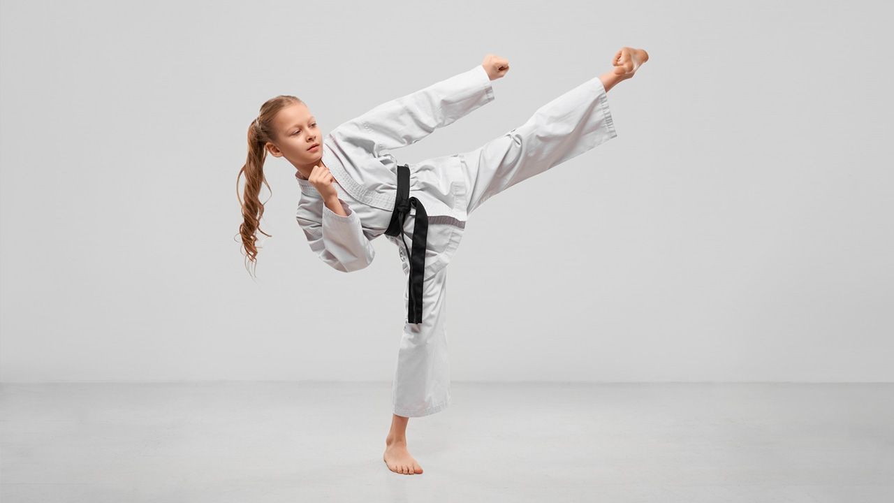 Назва карате дослівно перекладається як "шлях беззбройної (порожньої) руки" Назва карате дослівно перекладається як "шлях беззбройної (порожньої) руки"