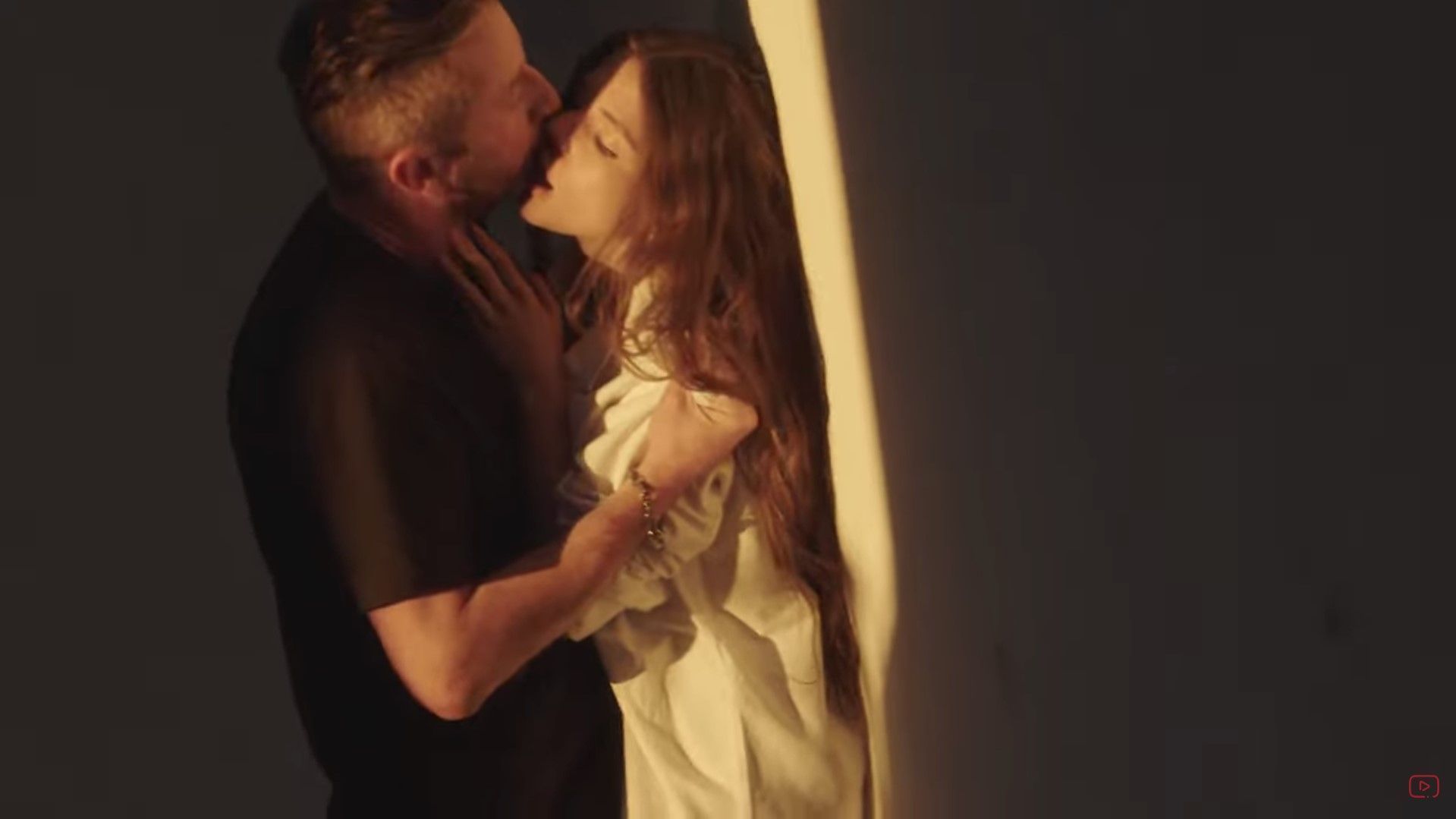 Уже долгое время ходят слухи по поводу романа между артистами. Уже долгое время ходят слухи по поводу романа между артистами.