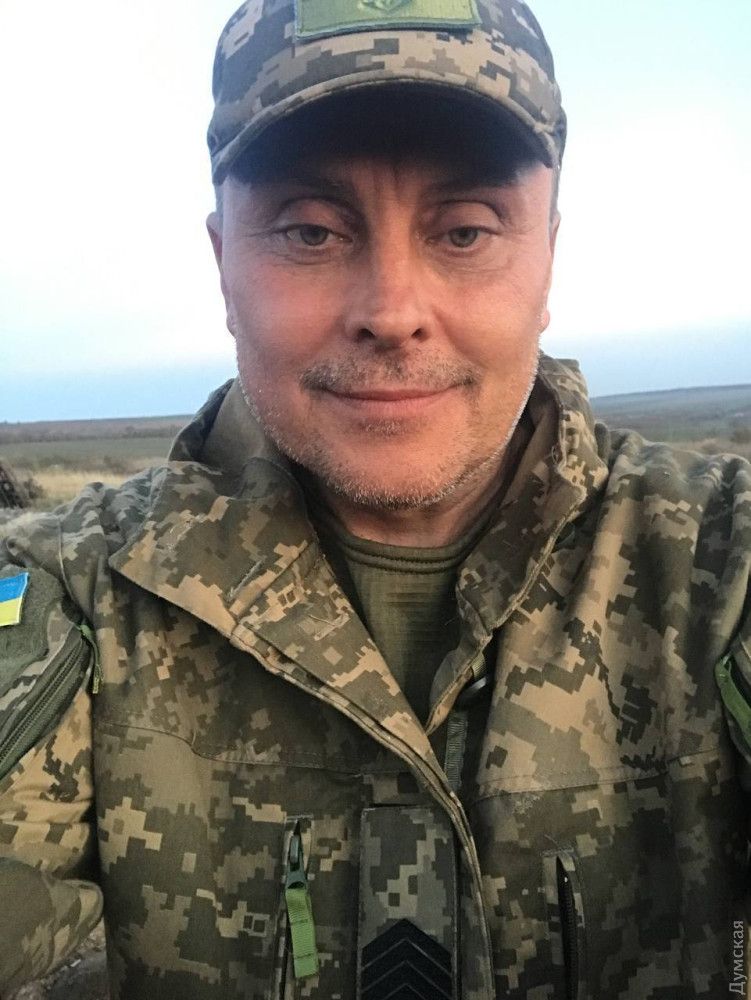 В Одесской области с серьезными травмами госпитализировали военного: его избили посреди улицы - видео 1