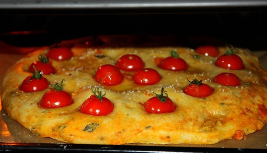 Роскошное тесто с томатами выглядит очень аппетитно!