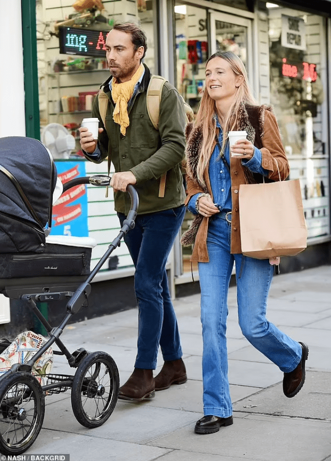 Звездная парочка выбрала модные луга для прогулки по Лондону Звездная парочка выбрала модные луга для прогулки по Лондону