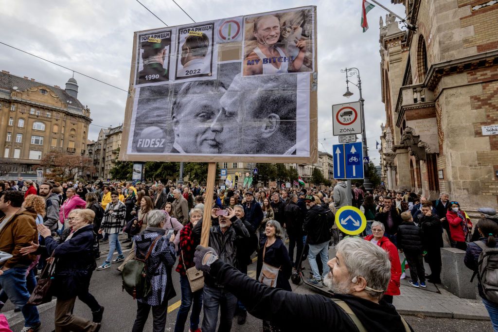 В Угорщині є опозиція, але вона не може пробитися на державні ЗМІ. Фото: Getty Images В Угорщині є опозиція, але вона не може пробитися на державні ЗМІ. Фото: Getty Images