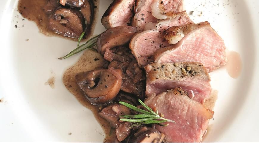 Викладіть м'ясо на підігріті тарілки, полийте соусом і одразу ж подавайте. Викладіть м'ясо на підігріті тарілки, полийте соусом і одразу ж подавайте.