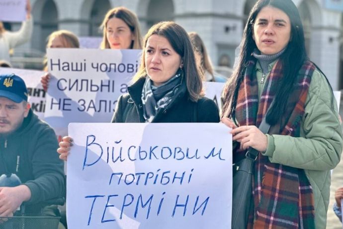 Жінки вимагають встановити 18 місяців терміном служби у ЗСУ Жінки вимагають встановити 18 місяців терміном служби у ЗСУ