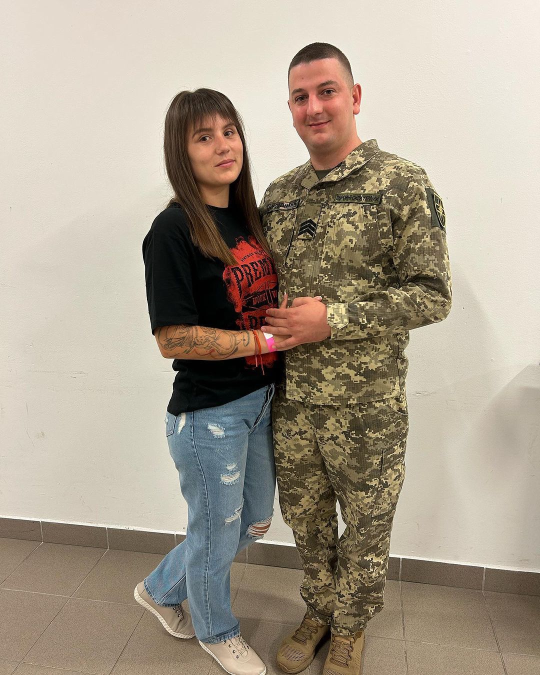 Защитник Украины, финалист шоу "Голос країни-13" с женой