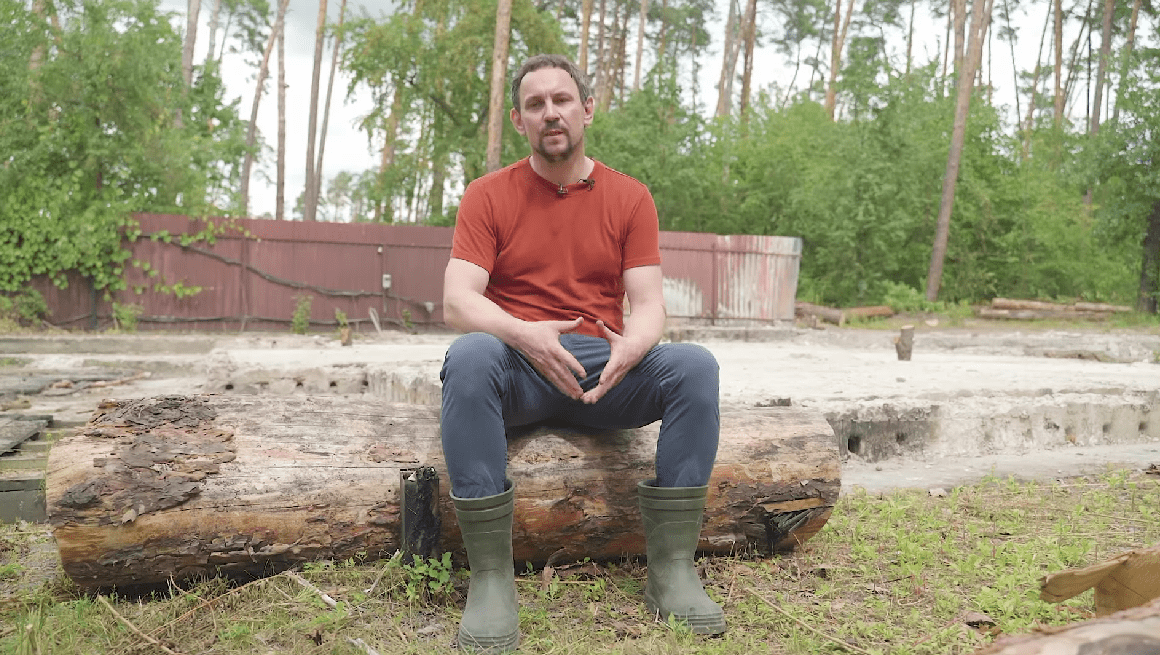Харчишин на участке, где раньше находился его дом Харчишин на участке, где раньше находился его дом