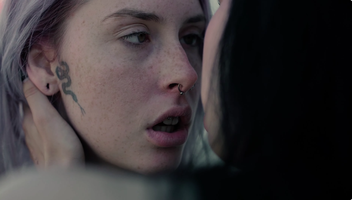 Кадр з кліпу, який спричинив скандал Кадр з кліпу, який спричинив скандал