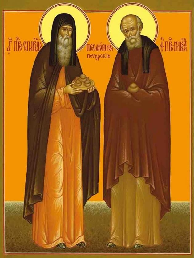 Женщины читают молитвы о спасении от огня Женщины читают молитвы о спасении от огня