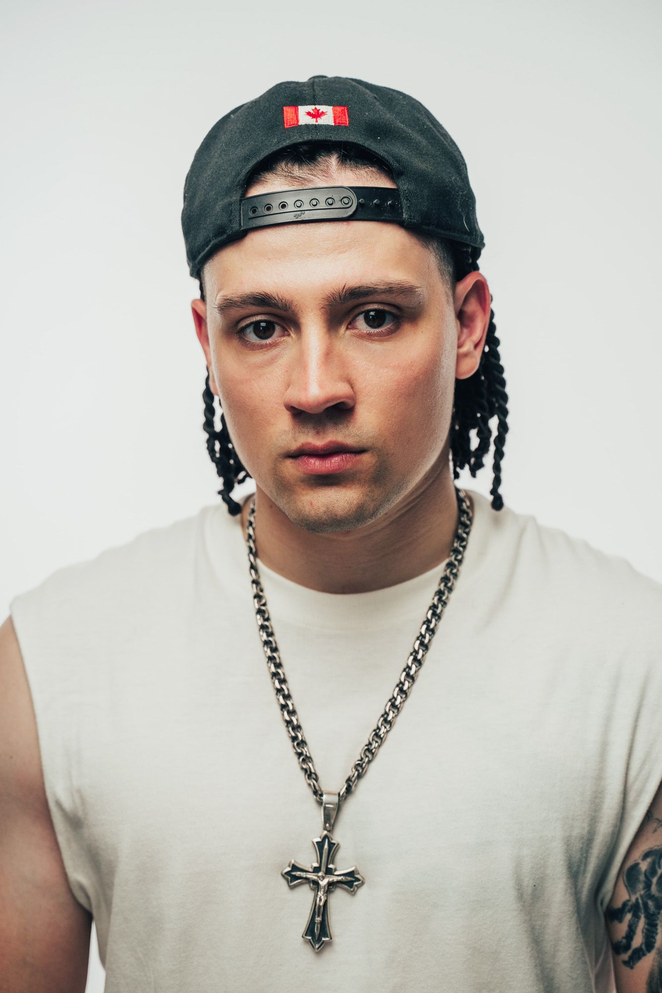 Молодий репер у минулому професійно займався  спортом.  Молодий репер у минулому професійно займався  спортом.