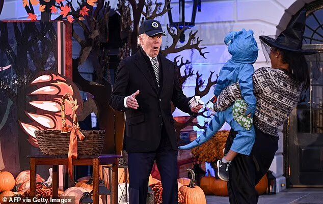 Президент Джо Байден реагує на синє дитинча динозавра Президент Джо Байден реагує на синє дитинча динозавра