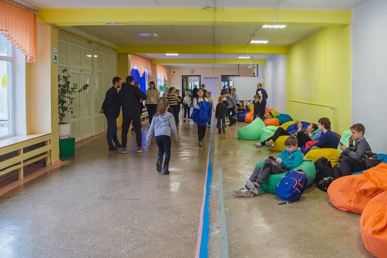 Діти відпочивають на перерві у школі Діти відпочивають на перерві у школі