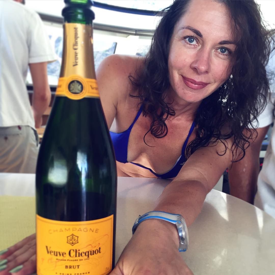 Высказывают предположение, что женщина злоупотребляет алкоголем Высказывают предположение, что женщина злоупотребляет алкоголем