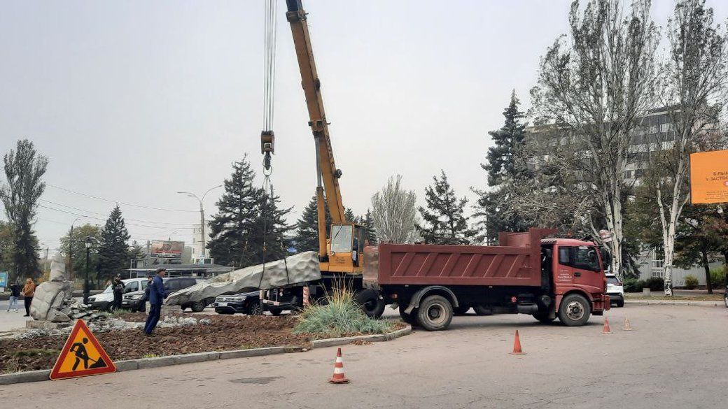 Пам'ятку вивозили частинами на вантажних автомобілях Пам'ятку вивозили частинами на вантажних автомобілях