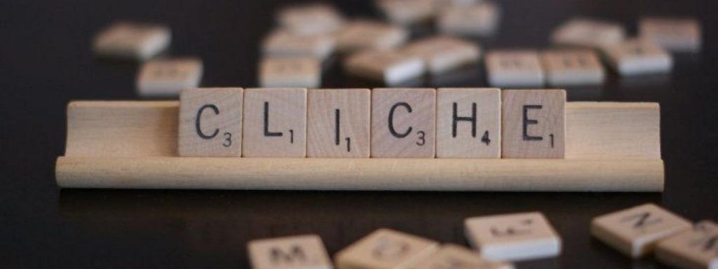 Дивіться фільми, особливо романтичні комедії та фільми жахів, сповнені кліше. Насолоджуйтесь кіномарафоном і помічайте кліше, коли вони з’являються