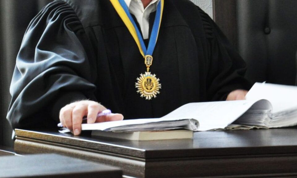 Возвращать деньги пытались через суд