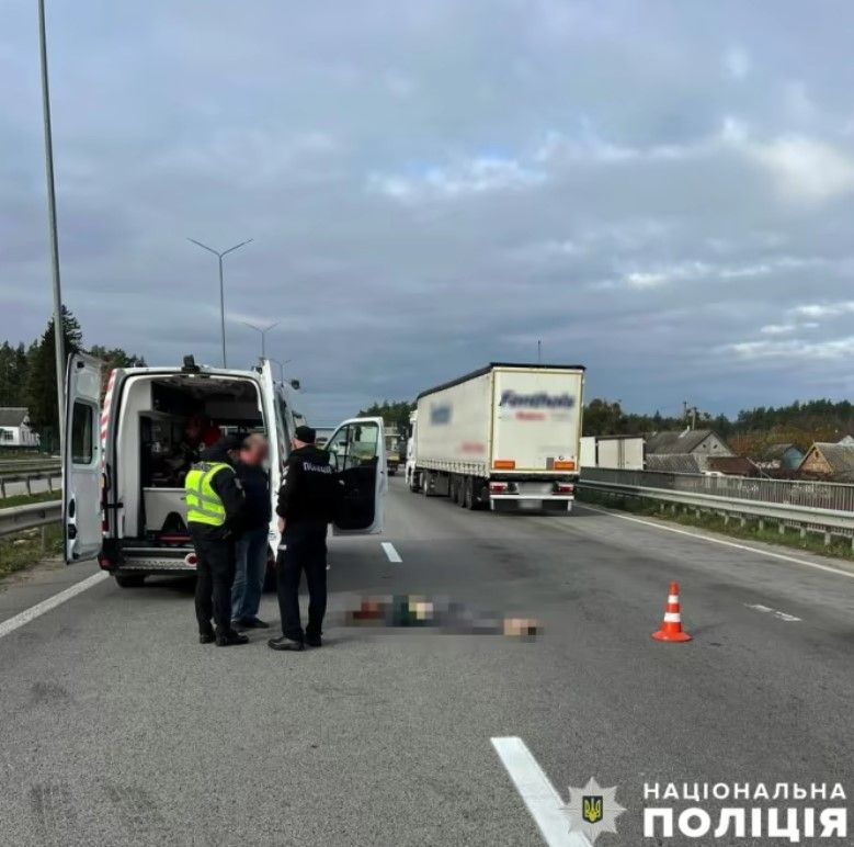 Тіло загиблої дівчини після ДТП